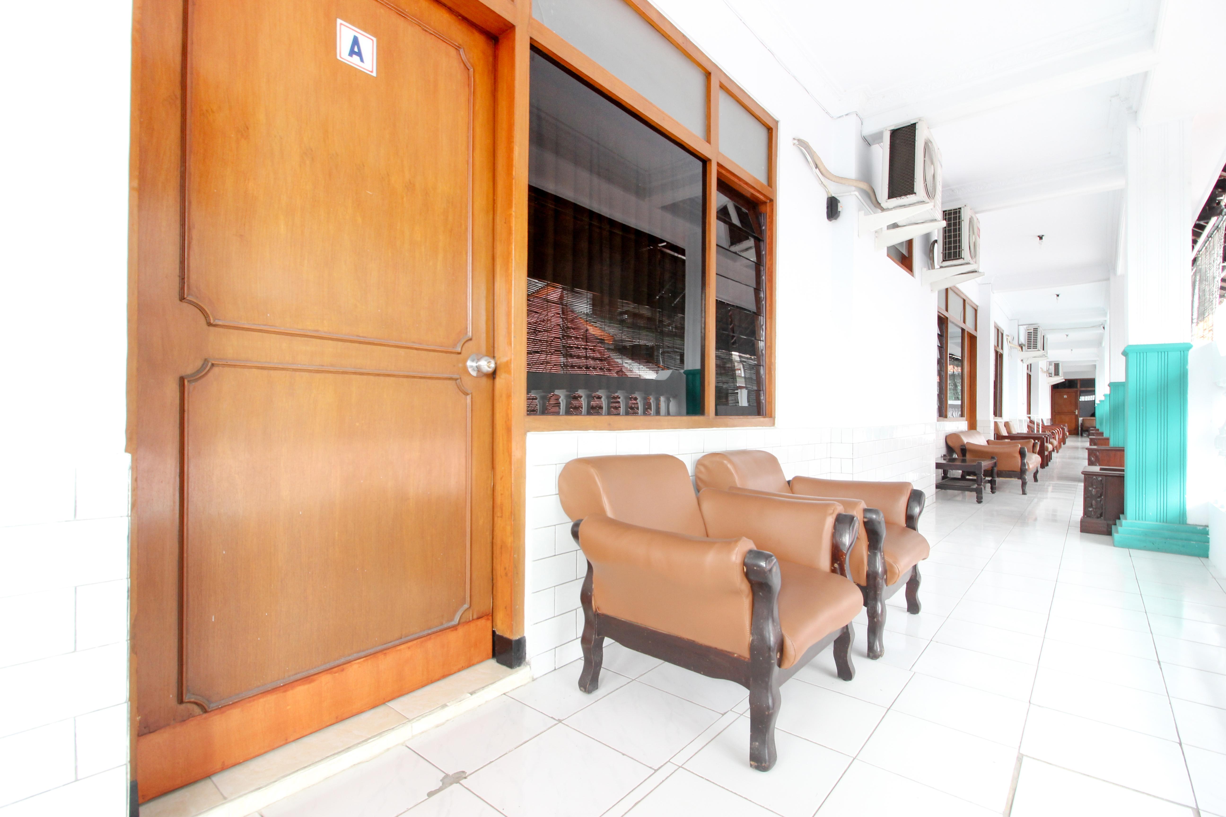 Reddoorz Plus Near Alun Alun Selatan Джокьякарта Экстерьер фото