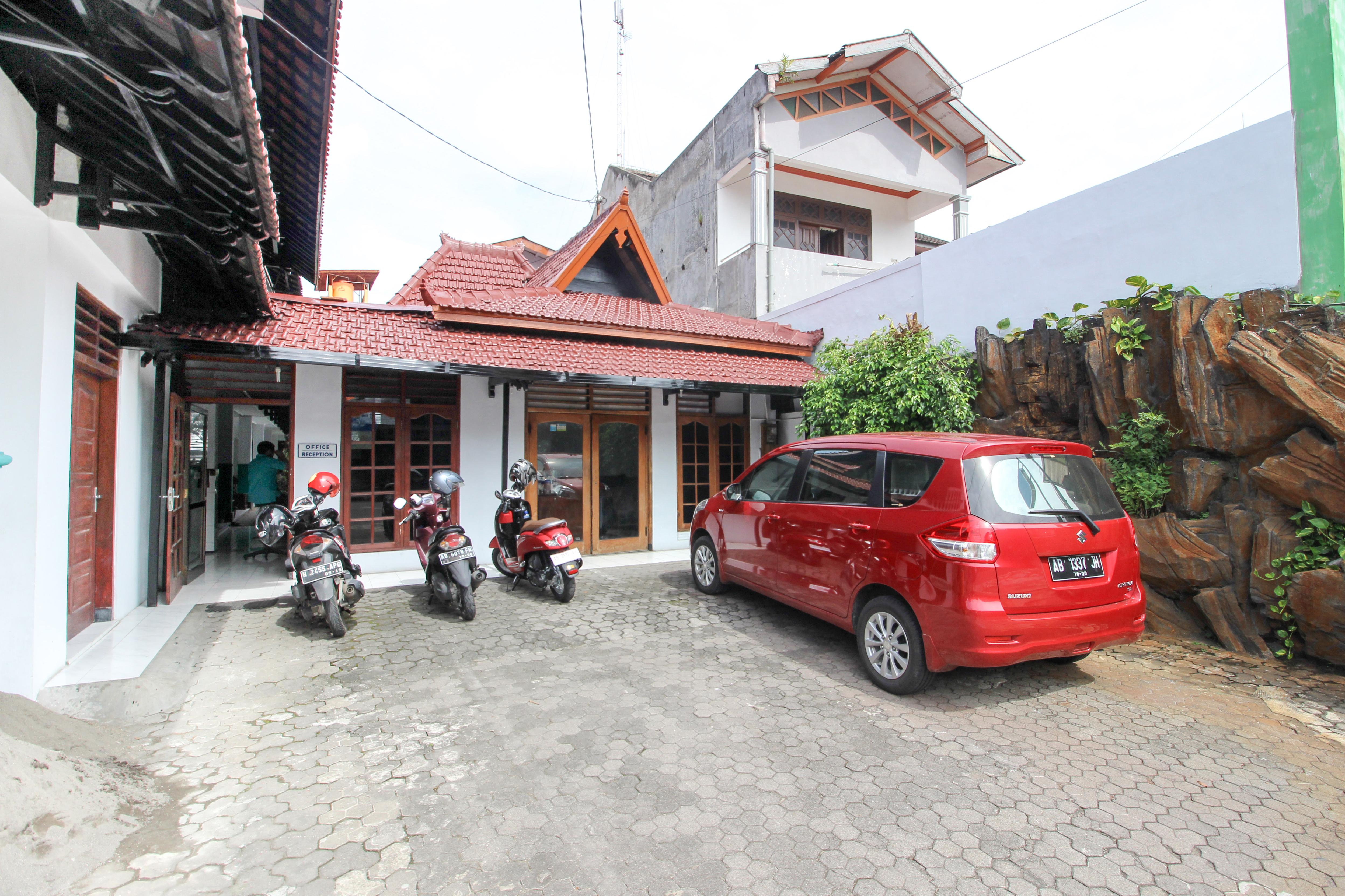 Reddoorz Plus Near Alun Alun Selatan Джокьякарта Экстерьер фото